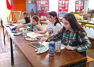 Для детей в музее каждую субботу проводят занятия по обучению живописи