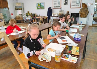 Для детей в музее каждую субботу проводят занятия по обучению живописи